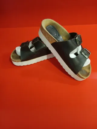 Sandalias de plataforma negras y marrones