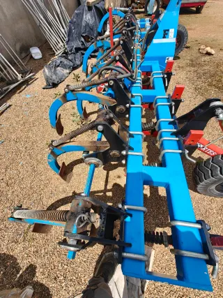 Cultivador Estanqueador Ahoyador. Marca: Fuertes