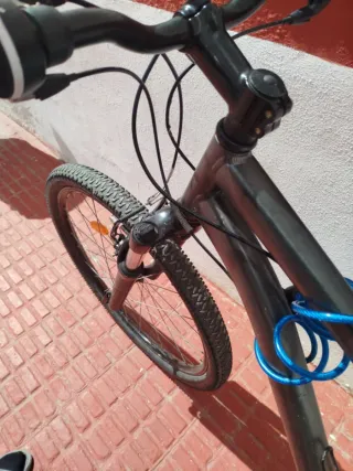 Bicicleta MTB RockRider ST100 con goma de repuesto