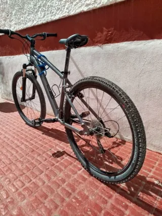 Bicicleta MTB RockRider ST100 con goma de repuesto