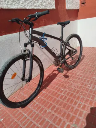 Bicicleta MTB RockRider ST100 con goma de repuesto