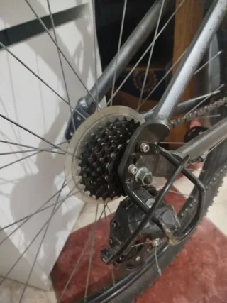 Bicicleta MTB RockRider ST100 con goma de repuesto