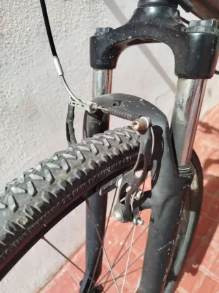 Bicicleta MTB RockRider ST100 con goma de repuesto