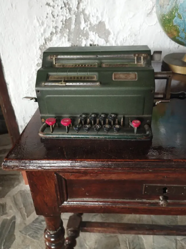 Calculadora Antigua Mecánica Verde