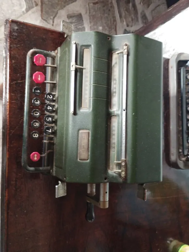 Calculadora Antigua Mecánica Verde