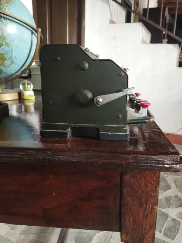 Calculadora Antigua Mecánica Verde