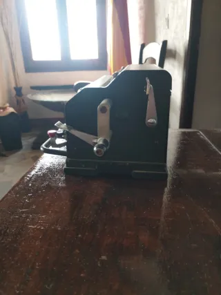 Calculadora Antigua Mecánica Verde