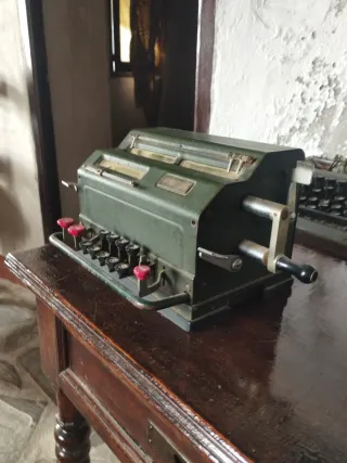 Calculadora Antigua Mecánica Verde