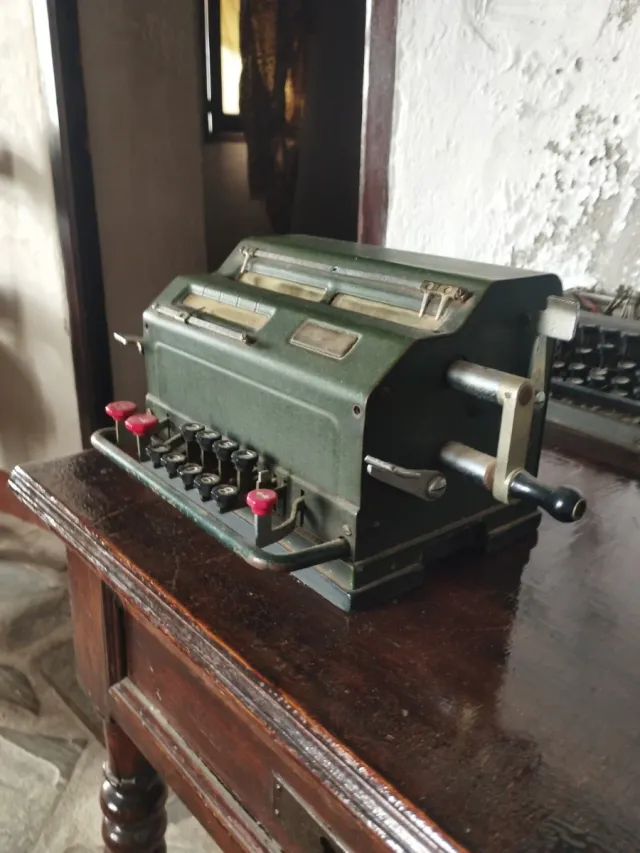 Calculadora Antigua Mecánica Verde