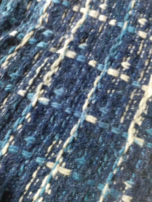 Poncho de lana azul y blanco