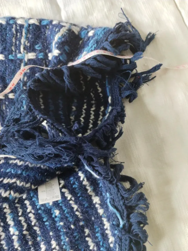 Poncho de lana azul y blanco