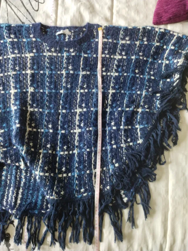 Poncho de lana azul y blanco