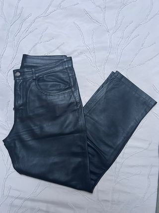 Pantalón de piel negro