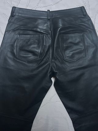 Pantalón de piel negro