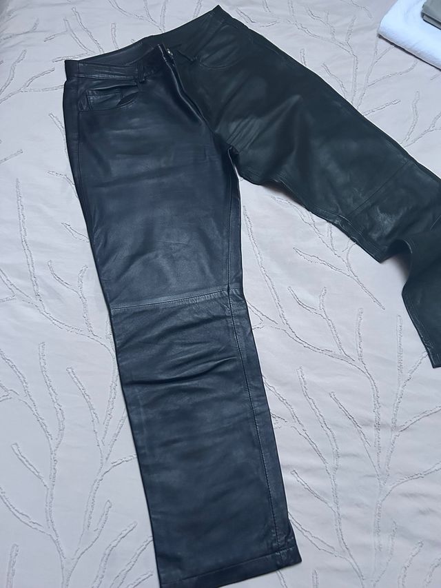 Pantalón de piel negro