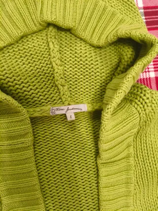 Chaqueta verde con capucha