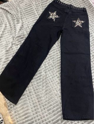 Pantalón negro con tachuelas y estrella
