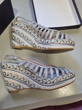 Sandalias cuña SOM-MITS plateadas