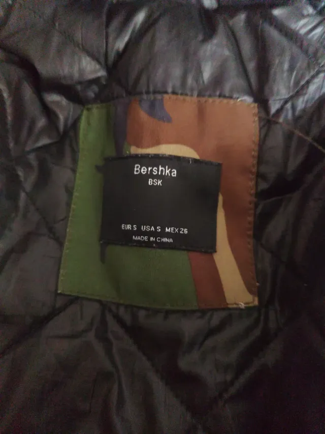 Abrigo Bershka Talla S Camuflaje