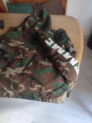 Abrigo Bershka Talla S Camuflaje