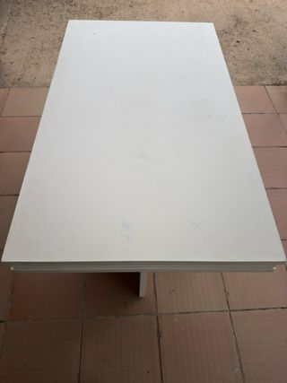 Mesa de salón blanca y morada