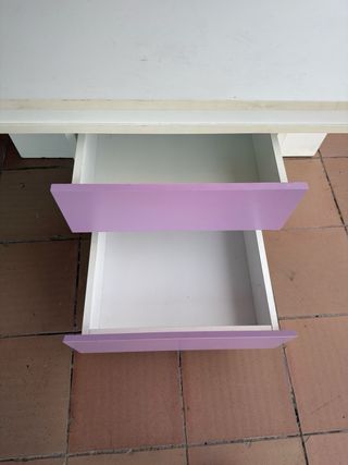 Mesa de salón blanca y morada
