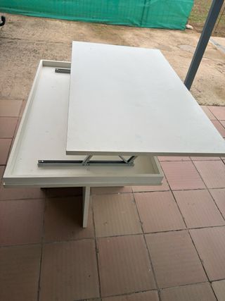 Mesa de salón blanca y morada