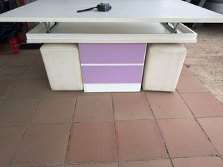 Mesa de salón blanca y morada
