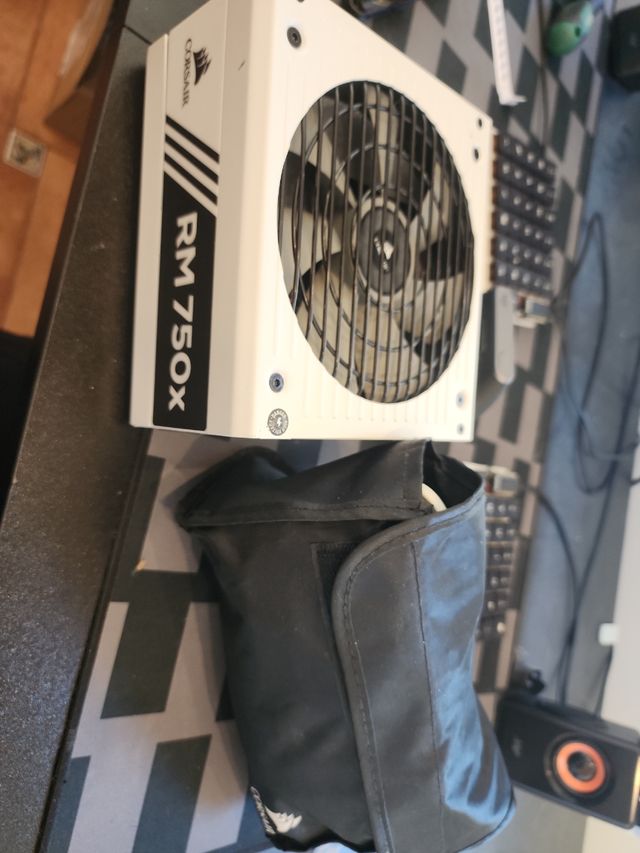 Fuente Alimentación Corsair RM750x Blanca