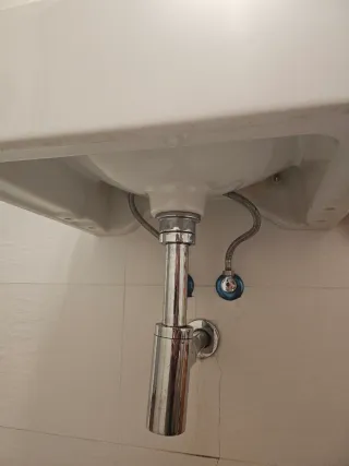 Armario  + lavabo con grifo + espejo con estantes