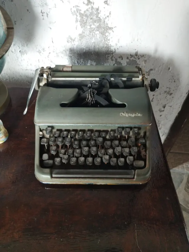 Máquina de escribir Olympia antigua
