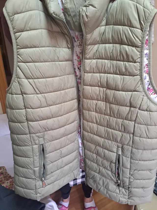 Chaleco acolchado verde con forro floral