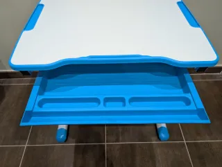 Escritorio infantil azul y blanco