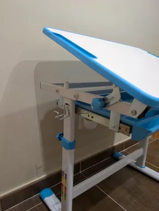 Escritorio infantil azul y blanco