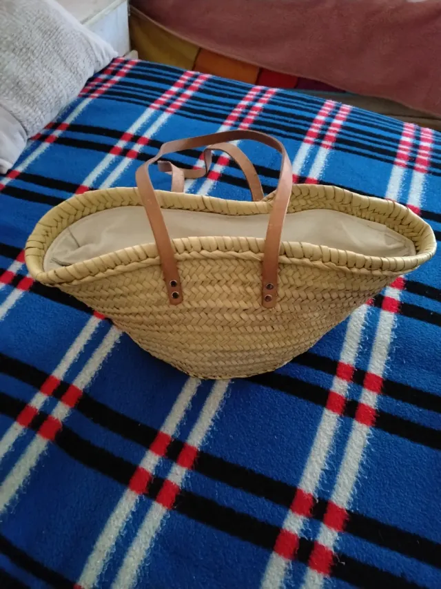Bolso de paja con asas de cuero