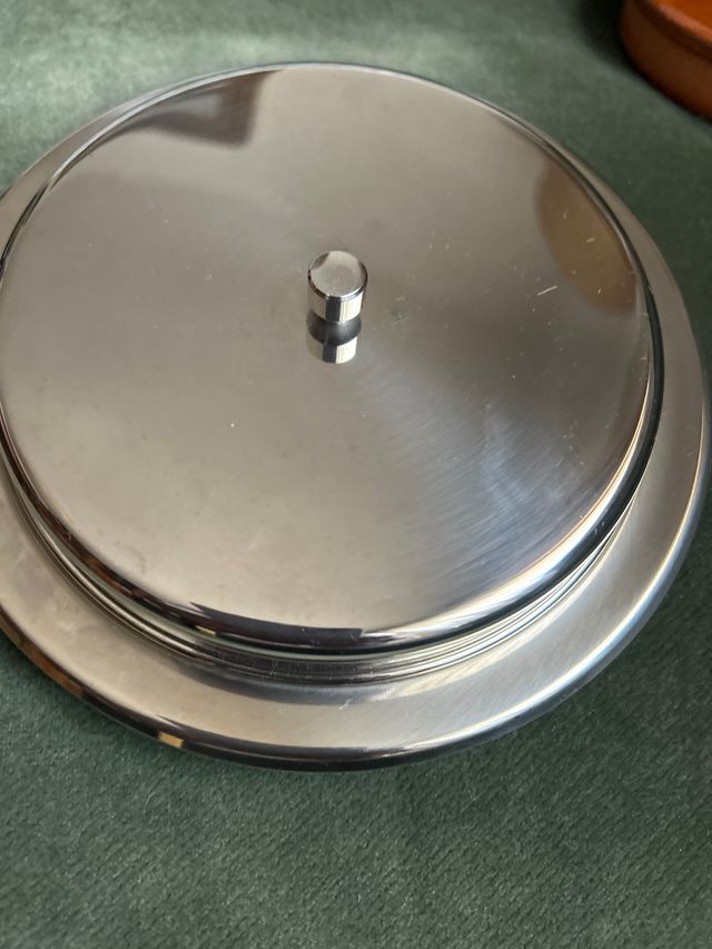 Plato de metal con tapa