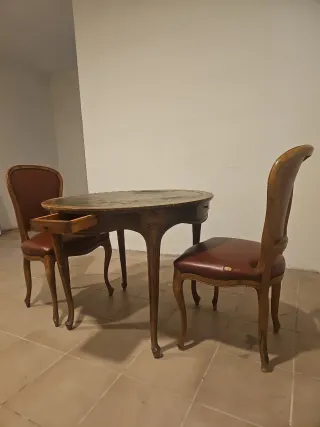 Mesa de póker y 2 sillas antiguas