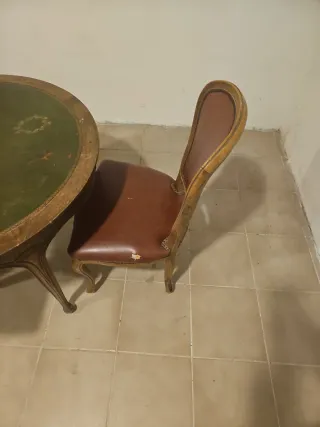 Mesa de póker y 2 sillas antiguas