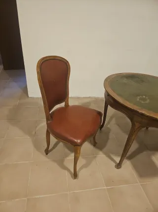 Mesa de póker y 2 sillas antiguas