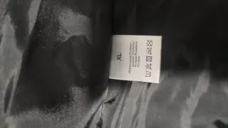 Plumas negra acolchada