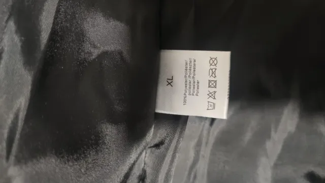 Plumas negra acolchada