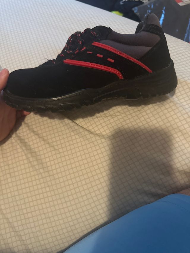 Calzado de seguridad negro y rojo