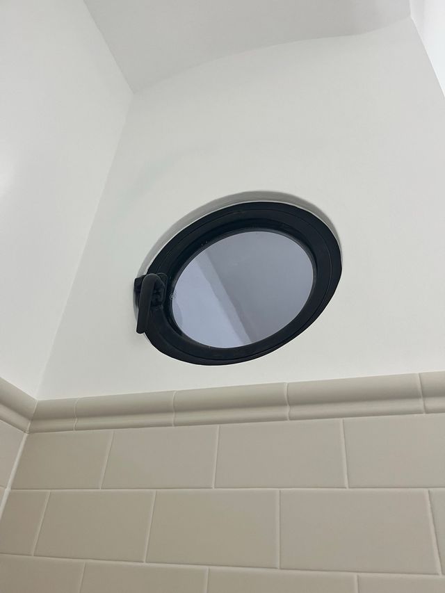 Ventana redonda aluminio negra