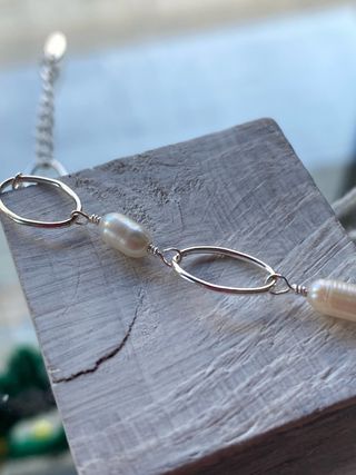 Pulsera plata con perlas alargadas