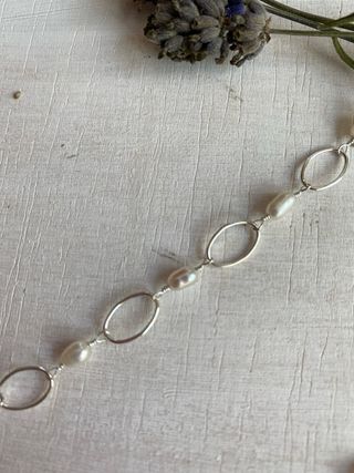 Pulsera plata con perlas alargadas