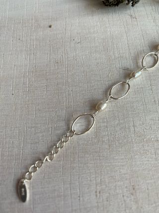 Pulsera plata con perlas alargadas