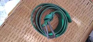 Cintura verde con hebilla metálica