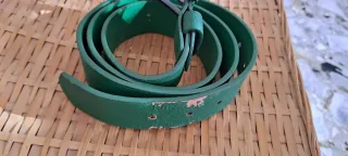 Cintura verde con hebilla metálica
