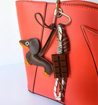 Bag charm con perro salchicha de moda