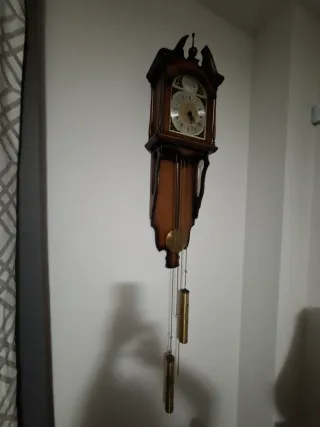 Reloj de pared antiguo de madera